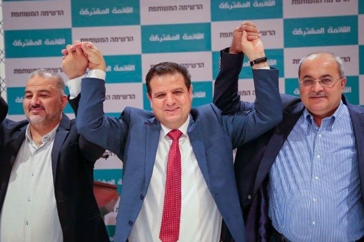بيان اللجنة يبني دعوته على ما يصفه بتعذّر الجهود التي بُذلت لتشكيل قائمةٍ عربية واحدة، ويخلص إلى أنّ المطلوب ص