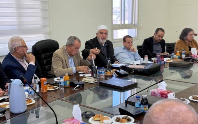 مقالٌ يردّ سؤال المرجعية إلى أصله: لجنة المتابعة لا تستمدّ قوّتها من اسمها بل من مركّباتها، وميثاق الشرف لا قيمة له عند التوقيع بل عند الالتزام