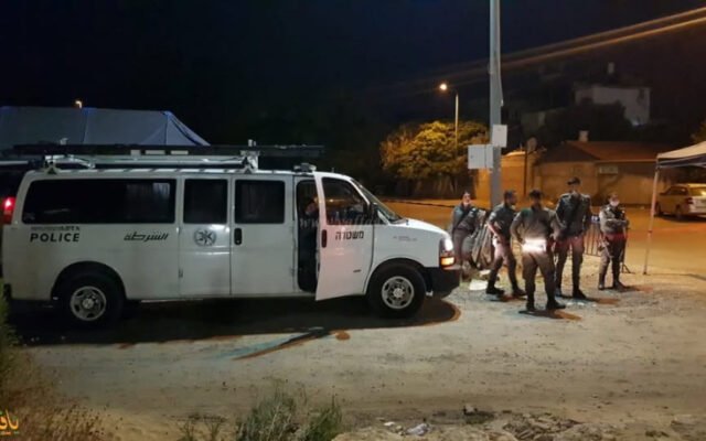 اللد: الشرطة تقول إنّها عثرت على فوارغ رصاصٍ وموقع انفجارٍ في أحد الأحياء فجراً، وأوقفت ثلاثة وضبطت مبلغاً نقدياً