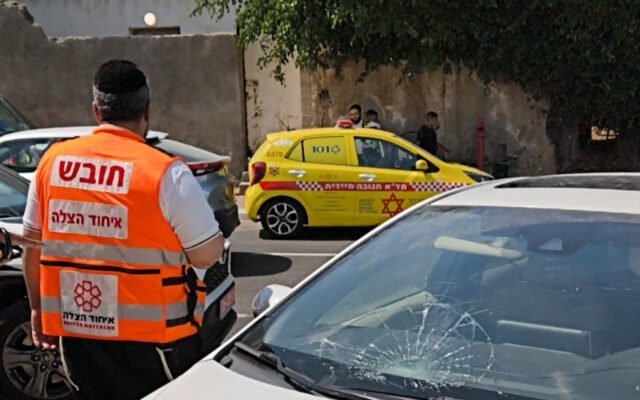 اللد: طفلٌ في نحو الثامنة بجروحٍ بين المتوسّطة والخطيرة إثر دهسه ظهر الخميس في شارع «إيرز»