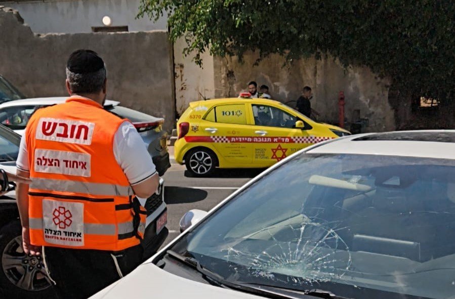 «اتحاد الإنقاذ» يقول إنّ طواقمه وصلت إلى مكان الحادث في المدينة وقدّمت للطفل الإسعاف الأوّلي قبل نقله إلى المس