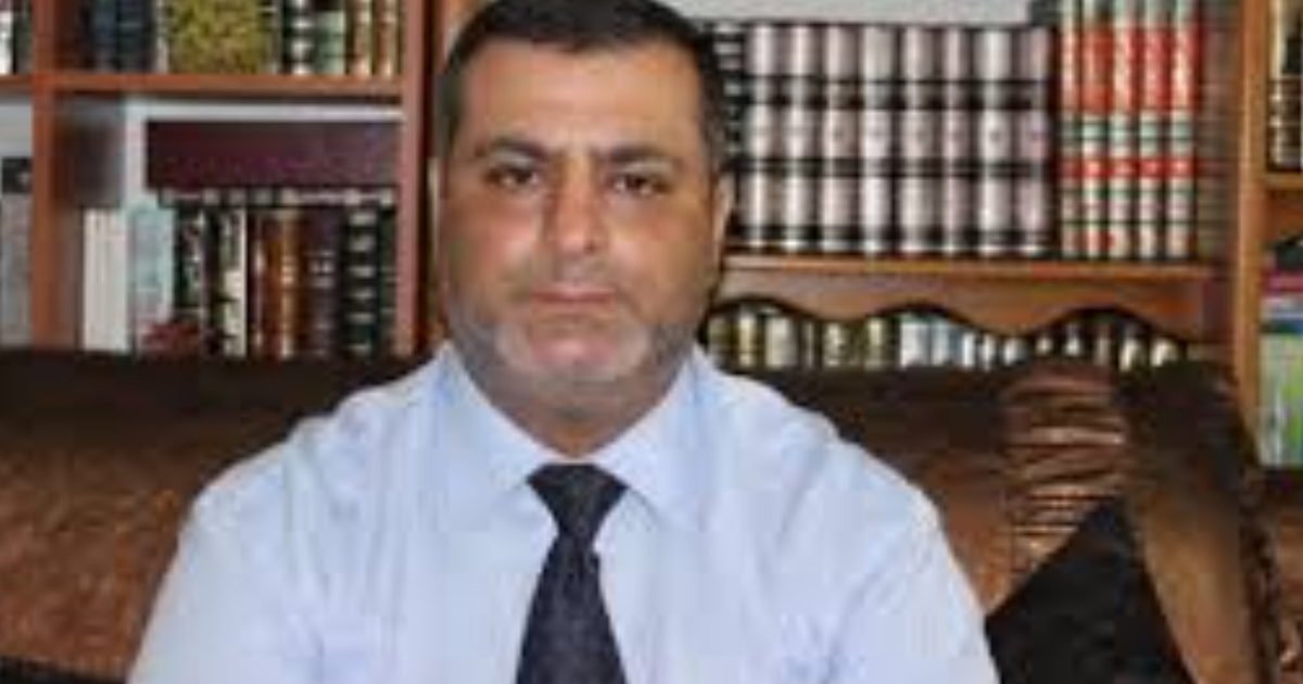 الكاتب محمد بدران يرى أنّ اختزال السؤال في جوابٍ جاهز — مشاركةٌ خيانة أو مشاركةٌ تغيير — تبسيطٌ لمسألةٍ أكبر،