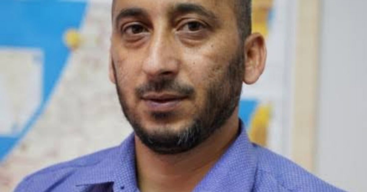 المادّة تعيد المصطلح إلى سياقه الغربي في العقود الأخيرة من القرن العشرين، وترى أنّ عيبه الأساسي افتراضُ إسلامٍ