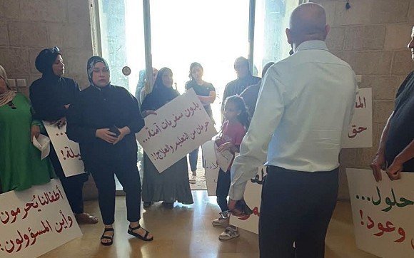خرجت أمّهات في مدينة قلنسوة باحتجاجٍ على غياب سفريات الطلاب ذوي الاحتياجات الخاصّة مع انطلاق العام الدراسي، وق