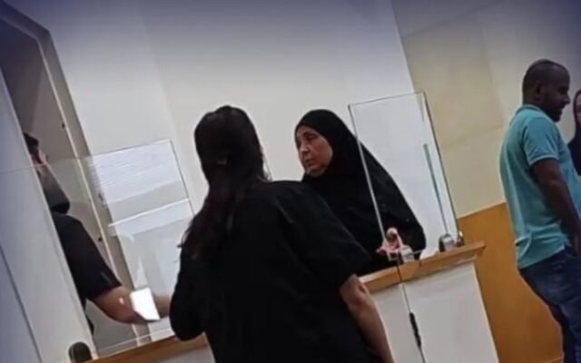 شقيقة إسماعيل هنية أمام محكمةٍ إسرائيلية بتهمتَي التحريض والتماهي مع منظّمةٍ إرهابية: لائحةٌ قُدّمت في نيسان ألفين وأربعة وعشرين تستند إلى رسائل مجموعةٍ عائلية على «واتساب»