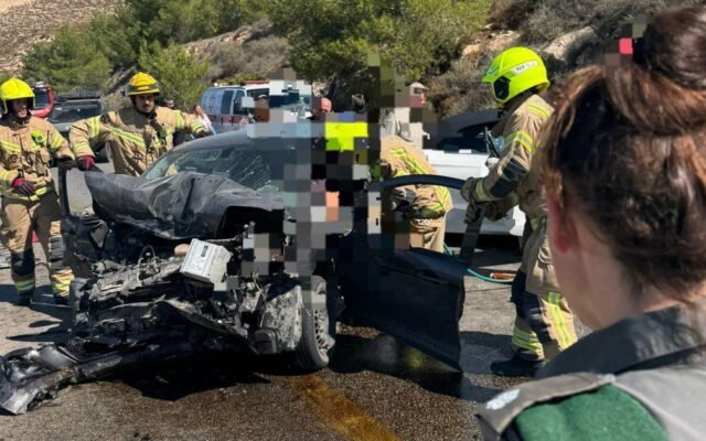 شارع 3755 قرب جبل جيلو: ثلاثة مصابين في اصطدام مركبتين وإخلاء رجلٍ في الخمسين إلى «هداسا»