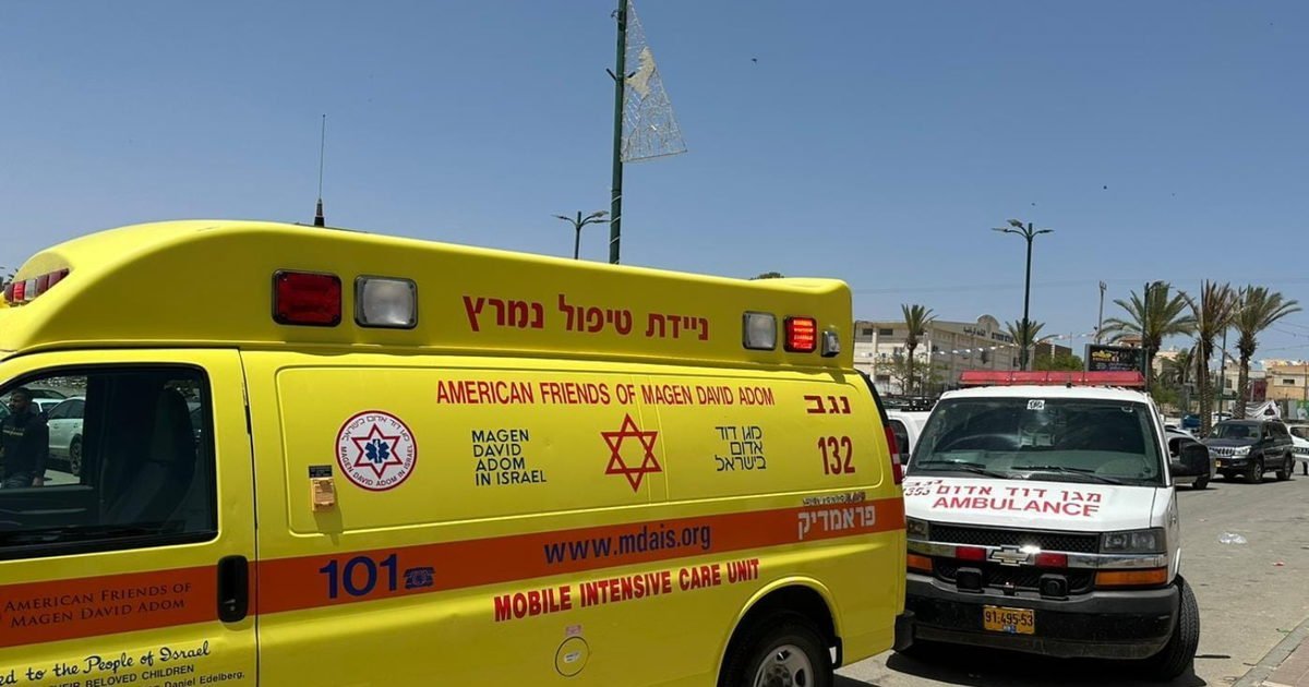 أُصيب سبعة أشخاص صباح الأربعاء في حادث طرقٍ وقع على شارع 31 قرب مفرق حورة في النقب، وتعدّدت أطرافه فشملت شاحنة
