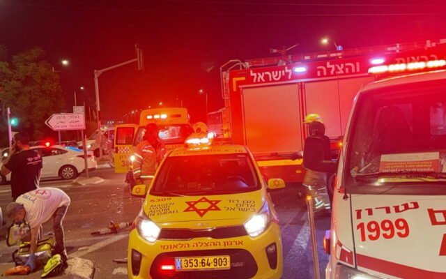 شارع 99 قرب «سنير»: طفلةٌ في العاشرة بجروحٍ خطيرة وخمسة مصابين في اصطدام مركبتين مساء الأحد