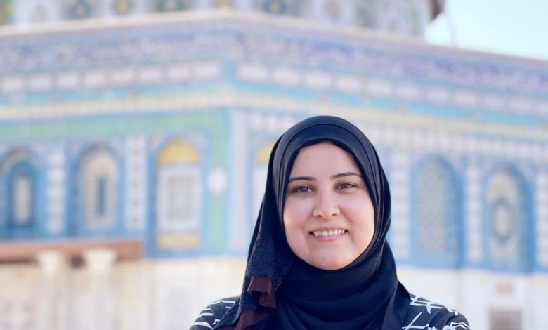روايةٌ تنقلها المرابطة عن مداهمةٍ فجرية فُجّر فيها باب بيتها وصودرت كتبها وهاتفها، وتحقيقٍ في مركز القشلة بالق