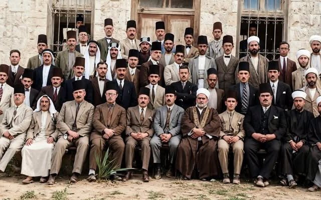 صورةٌ من «تلّة بيدس» سنة 1942: هيئة تدريس «المروانية» في يافا، وبينها أزهريّون ومعلّمُ عربيةٍ مشرفٌ على الكشّافة