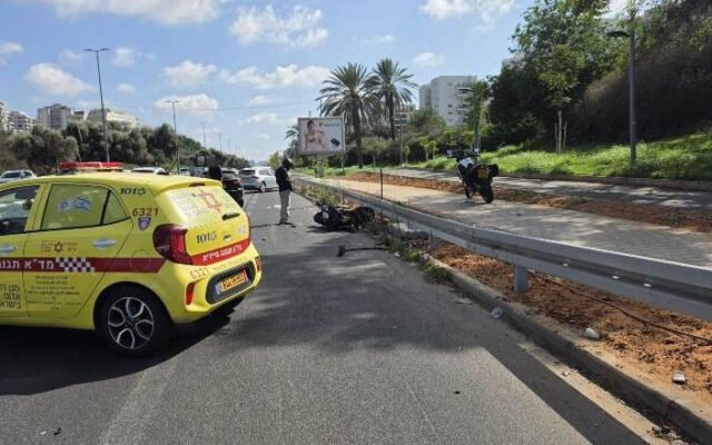 تل أبيب: سائق درّاجة نارية في الثانية والثلاثين بجروحٍ خطيرة في حادثٍ على شارع نمير