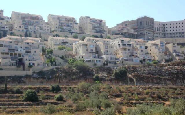بيانٌ مشترك لوزراء خارجية ثماني دولٍ عربية وإسلامية يرحّب بالعقوبات البريطانية على المستوطنات في الضفة، ويطلب من المجتمع الدولي إجراءاتٍ مماثلة لمحاسبة المنظّمات الاستيطانية