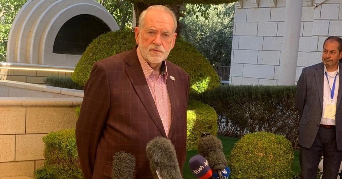 السفير الأميركي لدى إسرائيل مايك هاكابي زار بلدةً شمال رام الله يقول مجلسها المحلّي إنّ نحو ثمانين في المئة من