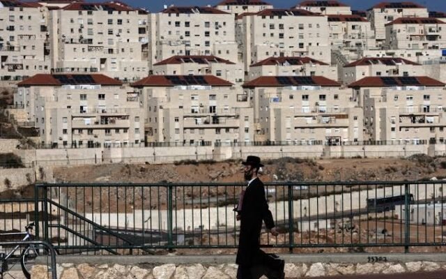 أربعةٌ وثلاثون مليون دولار مقابل أربعةٍ وأربعين ملياراً: مديرُ التجارة الخارجية يضع حجم صادرات المستوطنات في نصابه، والقلقُ داخل وزارة الاقتصاد ممّا بعد الحظر لا منه