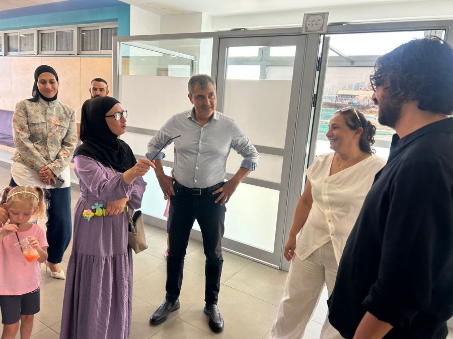 نائب رئيس بلدية تل أبيب-يافا هنّأ الطلاب وذويهم والطواقم التعليمية، وتعهّد بمتابعة احتياجات المدارس أمام البلد