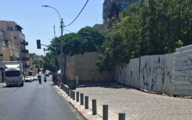 بيانٌ إلى سكّان يافا يشرح أعمدة شارع ييفت: الرصيف ممرٌّ للمشاة لا موقفاً للسيّارات