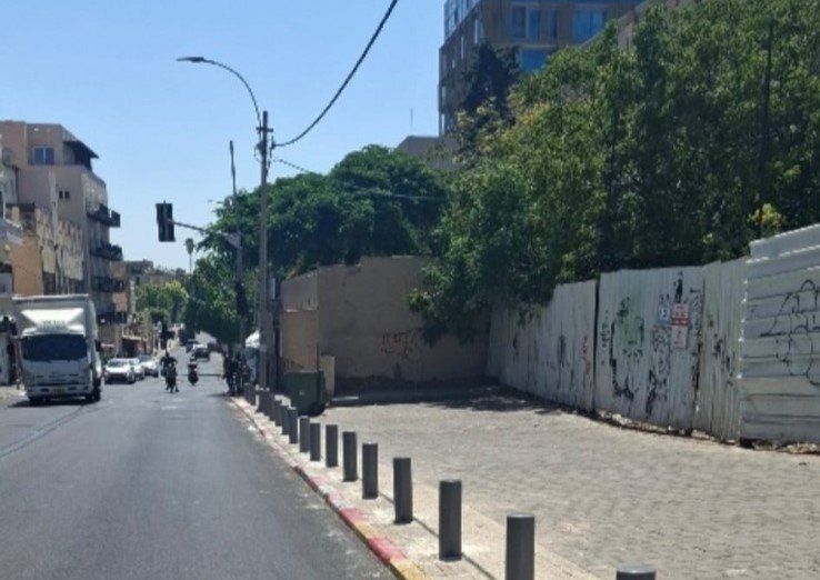 إدارة يافا تقول إنّ الأعمدة وُضعت في المقطع الواقع بين شارعَي لوي باستر ومرغوزا لأنّ فيه رصيفاً ومحطّة باصاتٍ