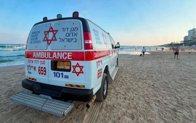 شاطئ الصخر جنوب الجبلية: منقذون يُخرجون طفلةً في نحو الثانية والنصف من الماء وتصل «وولفسون» بحالةٍ متوسّطة