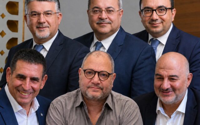 استطلاع يعادل المعسكرين عند 51 مقعداً ويرفع تمثيل الأحزاب العربية