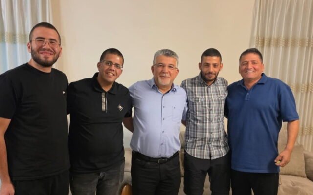 جبارين يزور محاجنة ويدعو لوحدة التصدي للعنصرية
