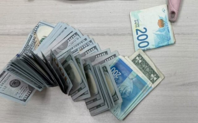 الشرطة الإسرائيلية تعتقل ثلاثة مشتبهين بسرقة ممتلكات من سيارات