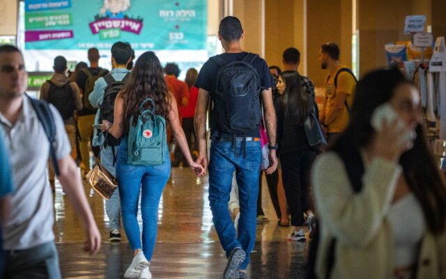 استطلاع: ثلث طلاب الجامعات فكروا بترك الدراسة بسبب الضغوط الاقتصادية