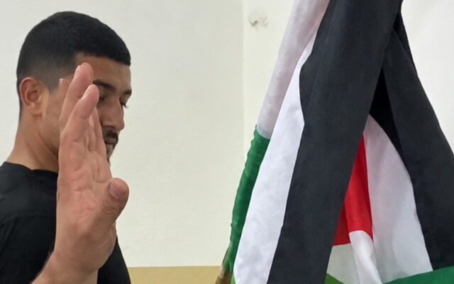 الشرطة تقتحم مقر القائمة المشتركة في أم الفحم وتصادِر أعلاماً