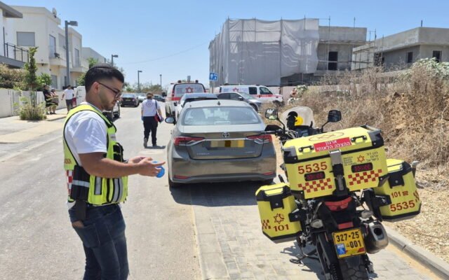 إصابة خطيرة لشاب بعد اصطدام دراجته بعمود في تل أبيب