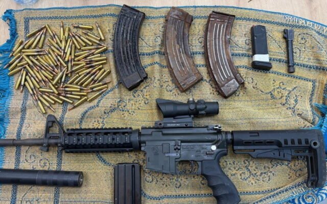 الشرطة تضبط بندقية M16 وكميات ضخمة من المخدرات في الرملة واللد